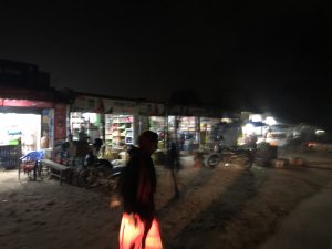 ダンガディ 国境 商店